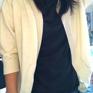 Medium sleeved white cardigan with simple rustic pattern